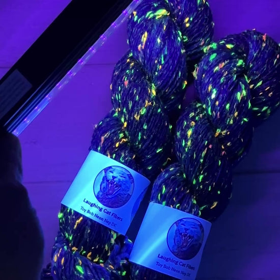 video clip of speckled yarn under black light 