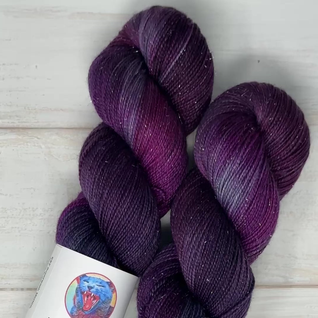 video clip of Damas de Moardo yarn hand dyed by Laughing Cat Fibers
